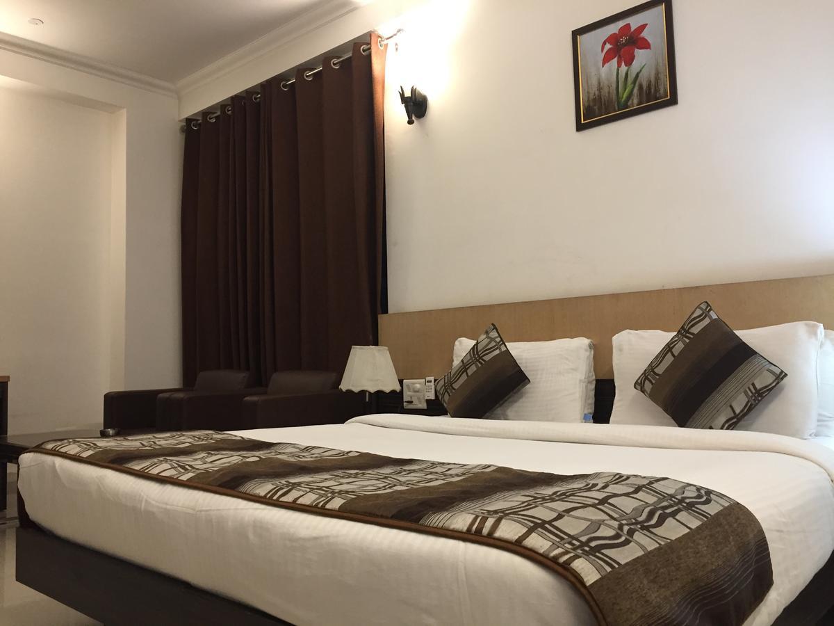 Cyber Inn Гургаон Екстериор снимка